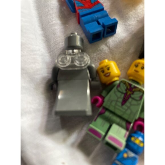 LEGO Minifigure Bundle 20 Pieces Mixed Themes & Characters - Picture 12 of 15